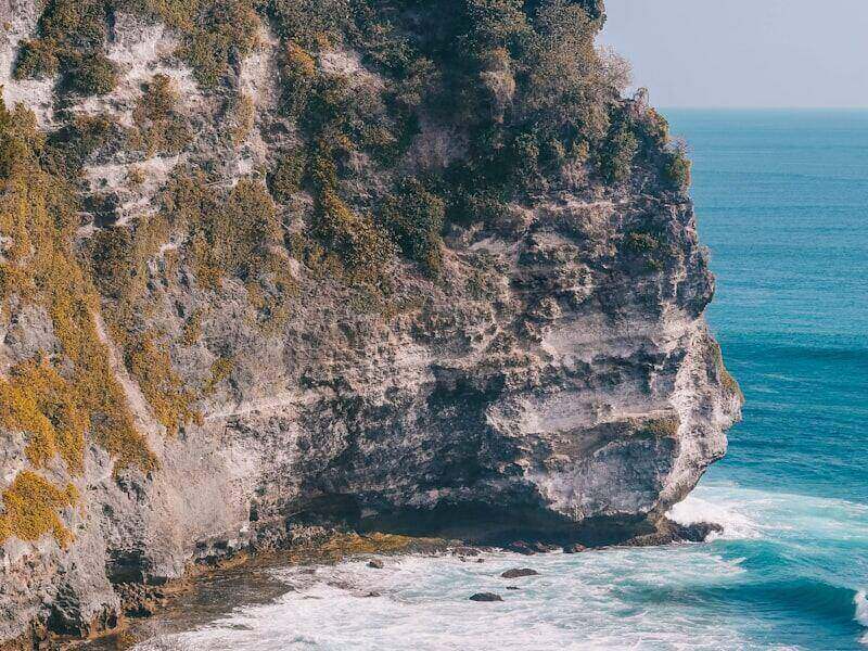 Uluwatu clifftop ocean view — luxury cliffside villa rentals in southern Bali