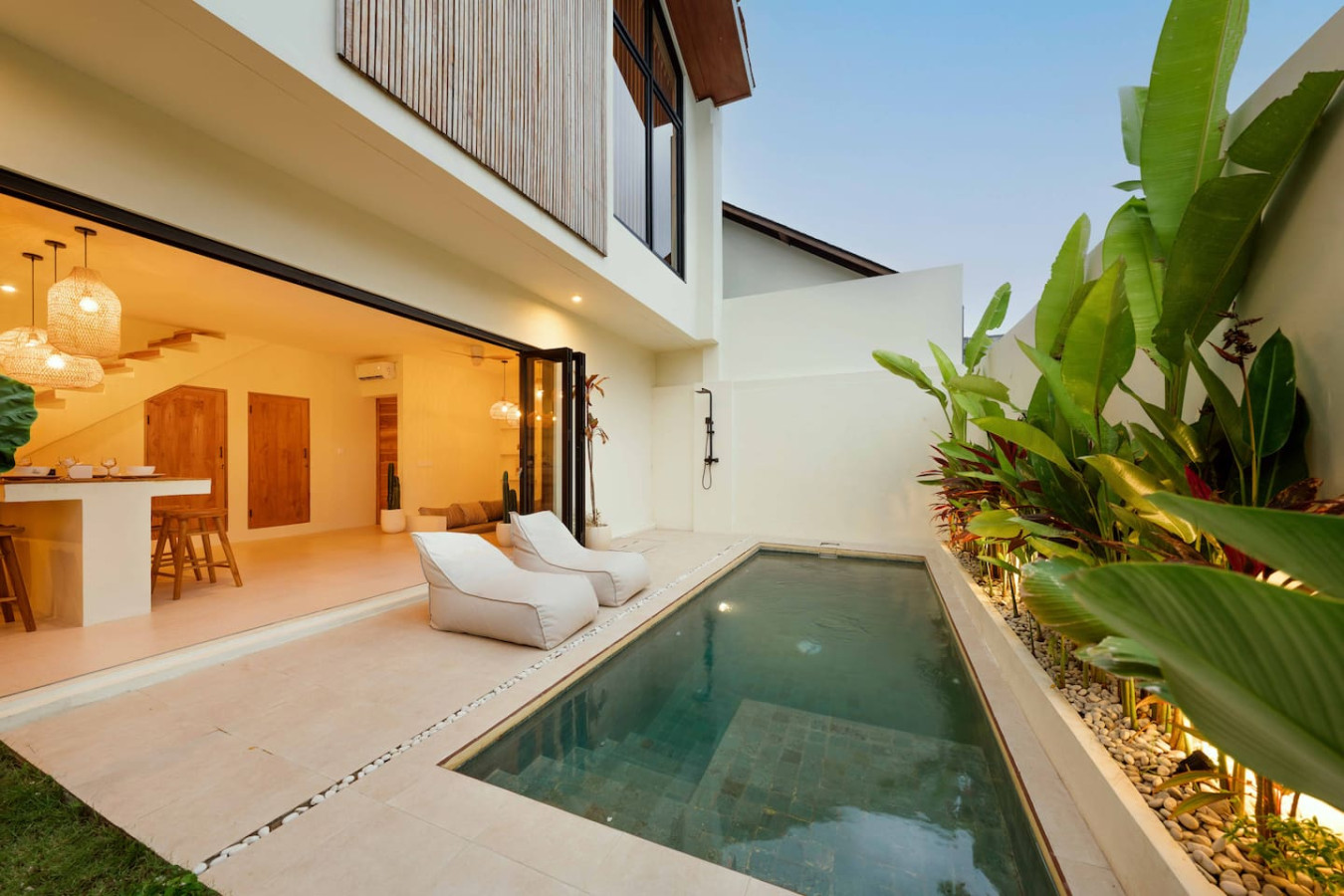 Modern 2BR Oasis with Pool in Balangan 1