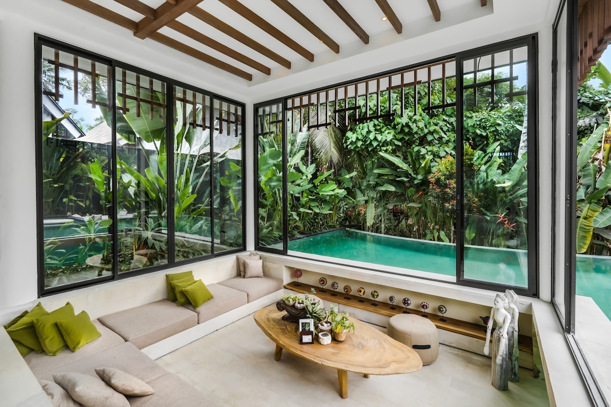 Villa Gabrielle: 4BR w/ Pool & Jungle View in Ubud